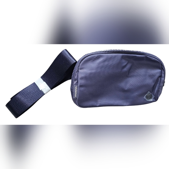 Lululemon Everwhere Belt Bag, Color NFAL (PURPLE) NEW WITH TAGS! 1L - Picture 3 of 9